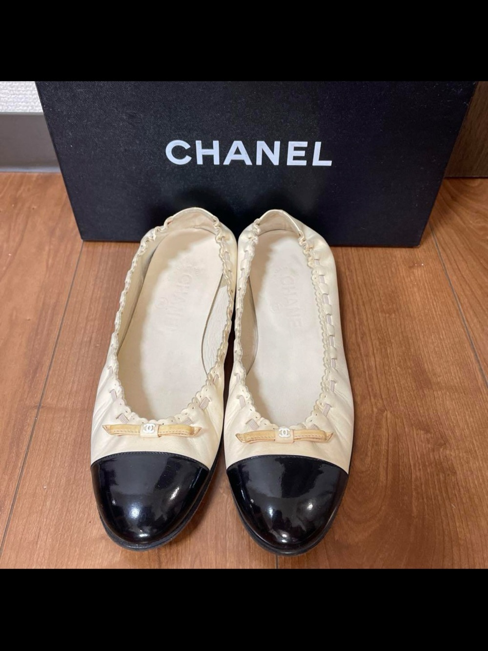 Chanel Cream Embroidered Ballet Flats with Black Patent Cap Toe size 37 - Picture 3 of 7